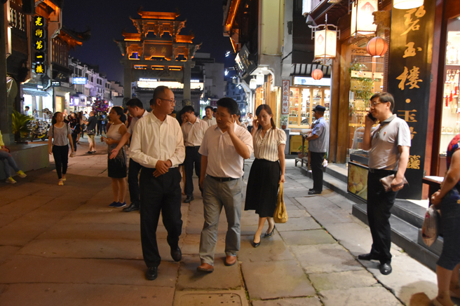 復星旅游商業(yè)集團總經理黃旼宇屯溪老街投資考察